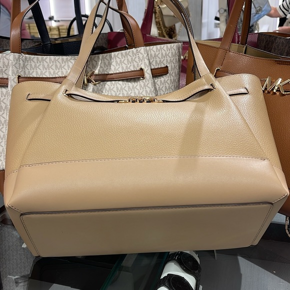 MICHAEL KORS
Reed Large Logo Belted Shoulder Tote Bag
Camel - Picture 7 of 16